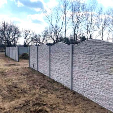 Beton kerítés szintetikus szálerősítéssel