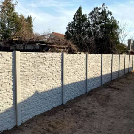 Beton kerítés szintetikus szálerősítéssel