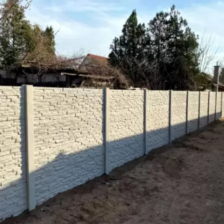 Beton kerítés szintetikus szálerősítéssel