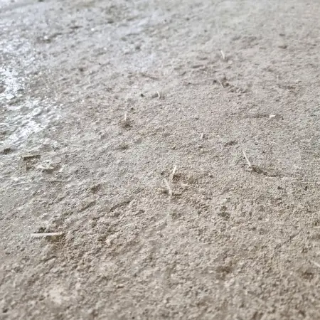 Aljzatbeton erősítése szintetikus szálakkal